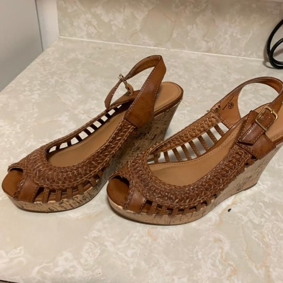 Spring wedge shoe size 8 Tan color - Picture 6 of 7
